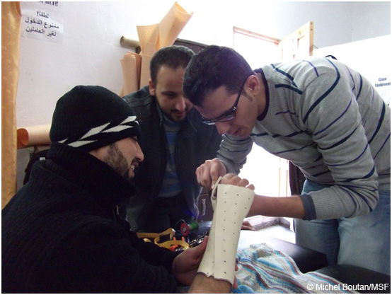 국경없는의사회는 팔레스타인의료진에 손 부상 치료를 위한 정형외과 도구를 만들고 사용하는 방법을 훈련 중이다.